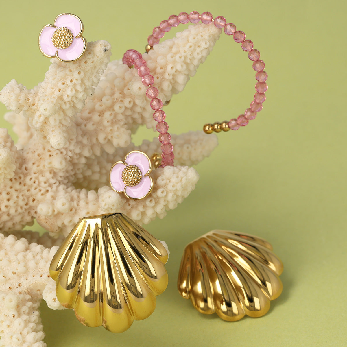 Rosa Epoxid Blume Ohrstecker in Gold