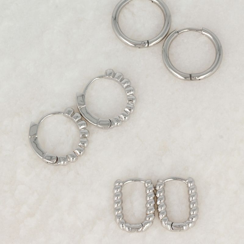 Strahlender silberner Ohrring mit Kugel-Design
