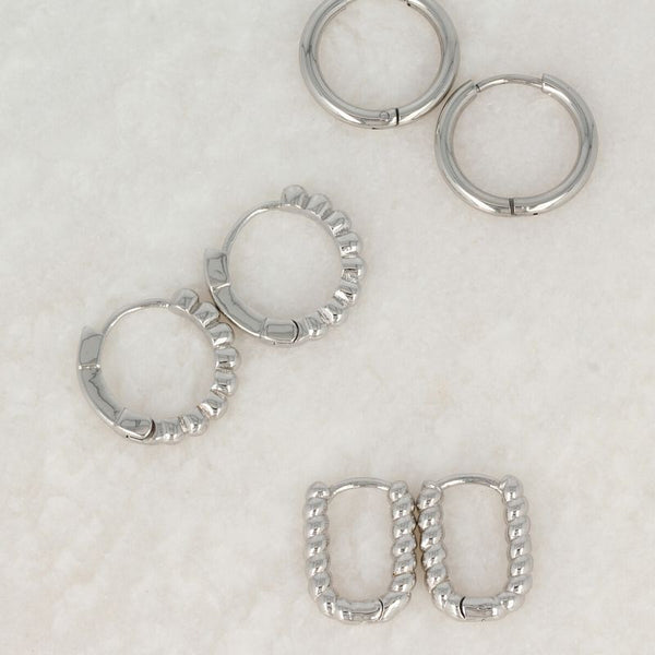 Strahlender silberner Ohrring mit Kugel-Design