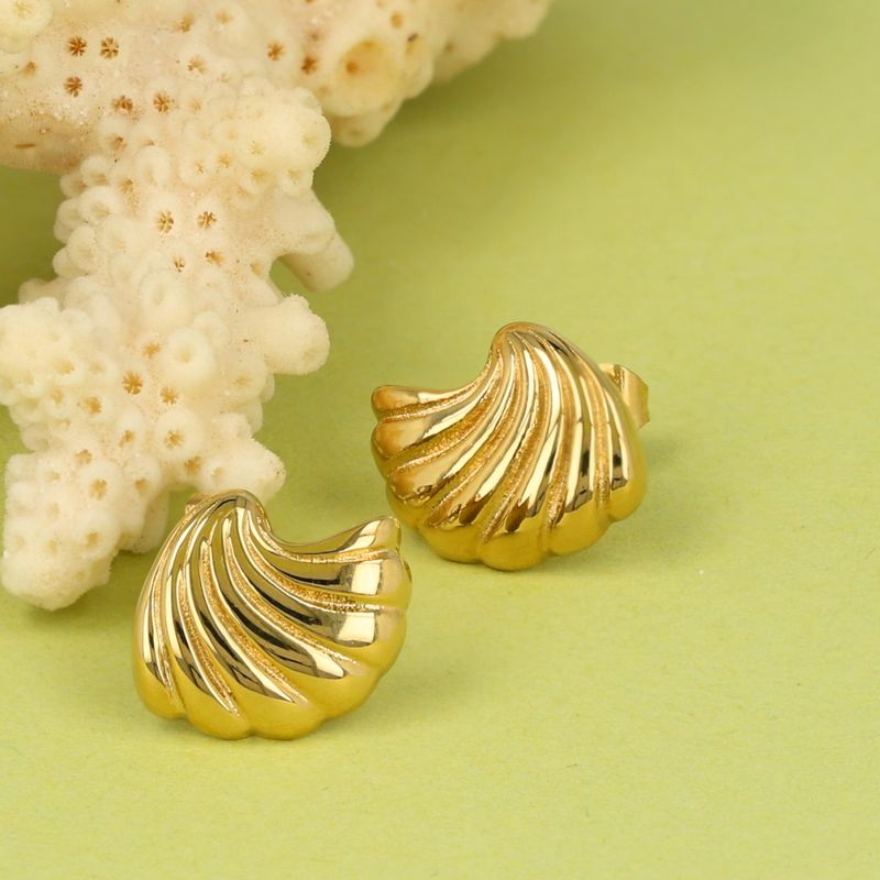 Zonovergoten Schelp Oorstekers in Goud