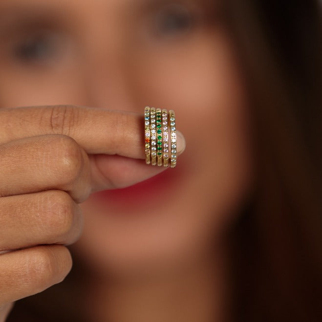 Fijne aanschuifring goud - groene zirkonia steentjes