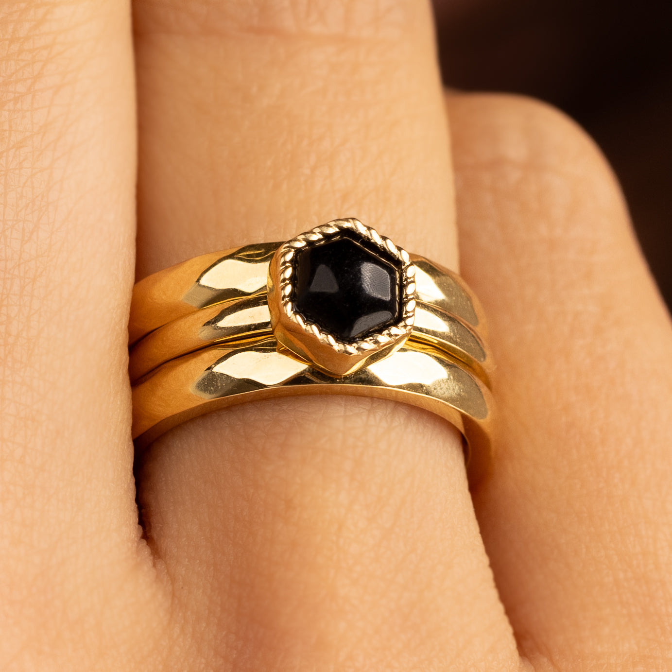 Goldenes Ring-Set mit schwarzem Glasstein