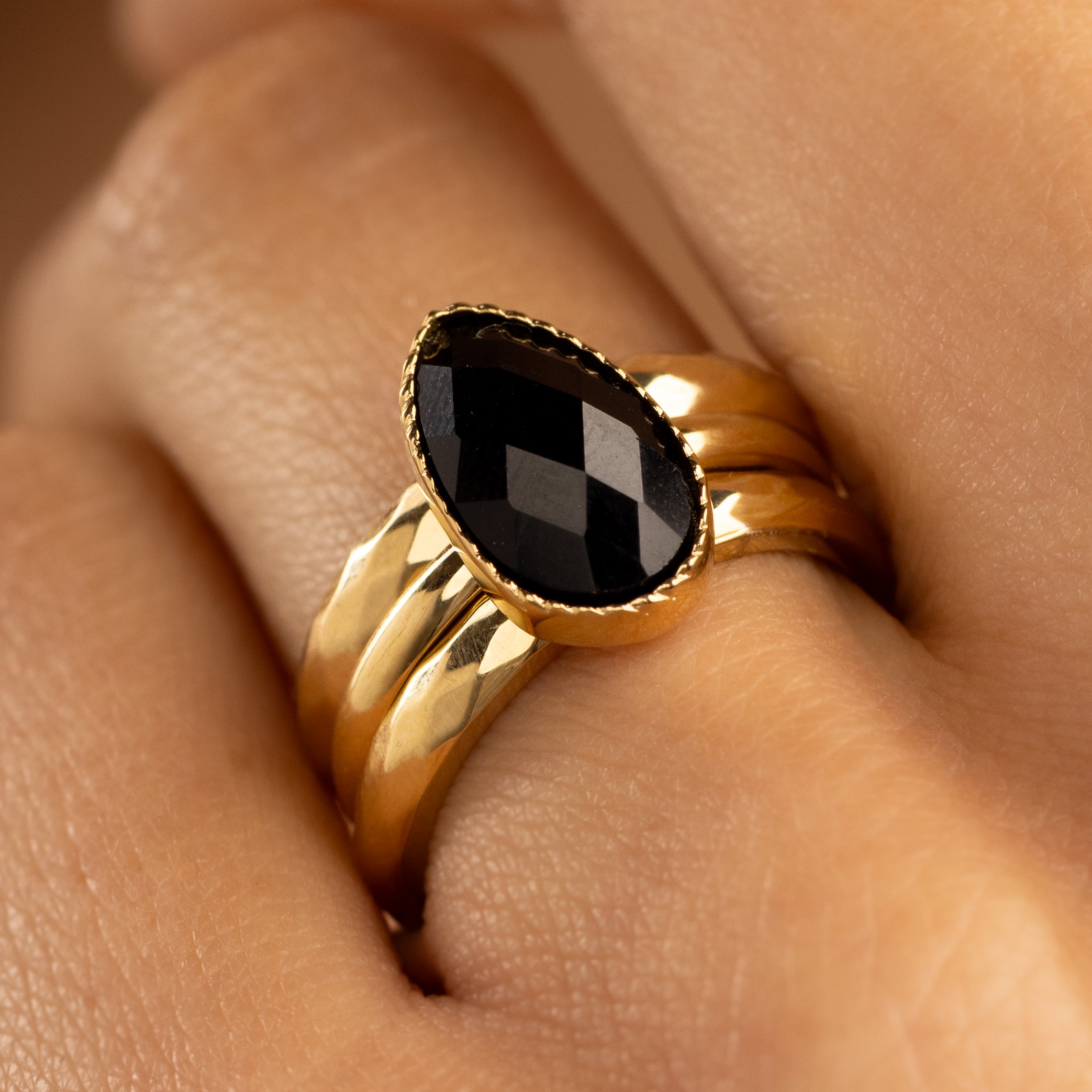Ring met Druppel Glassteen & Getwist Randje • Zwart • Goud