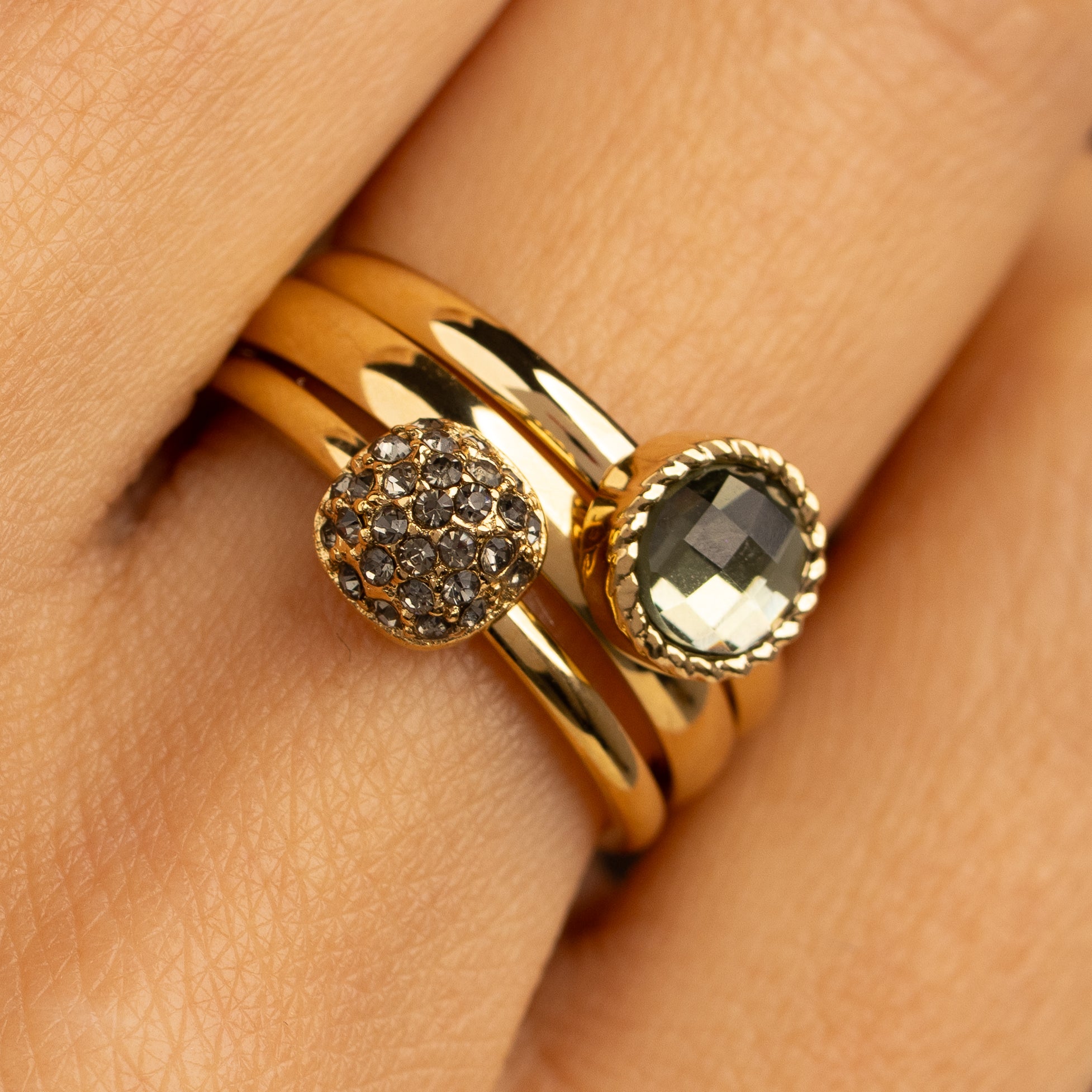 Ring met Ronde Glassteen & Getwist Randje • Groen • Goud