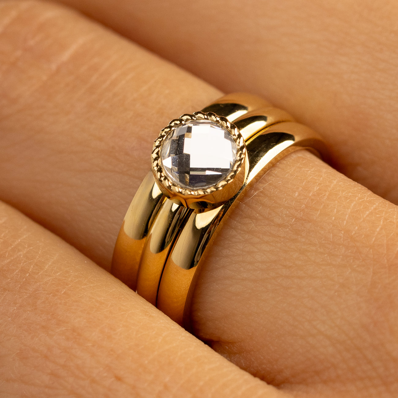 Gold ring - crystal glass stone - twisted edge