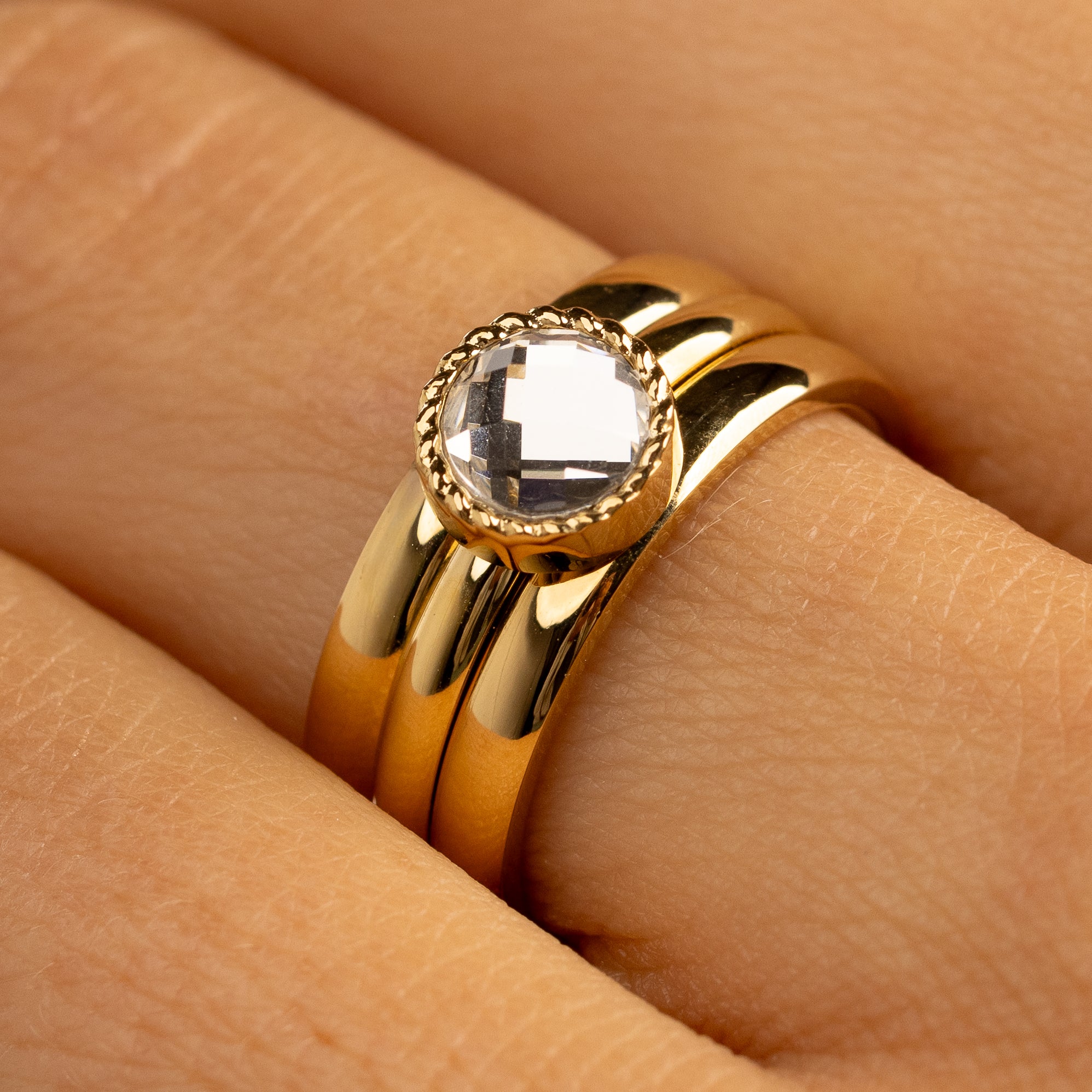 Ring met Ronde Glassteen & Getwist Randje • Kristal • Goud