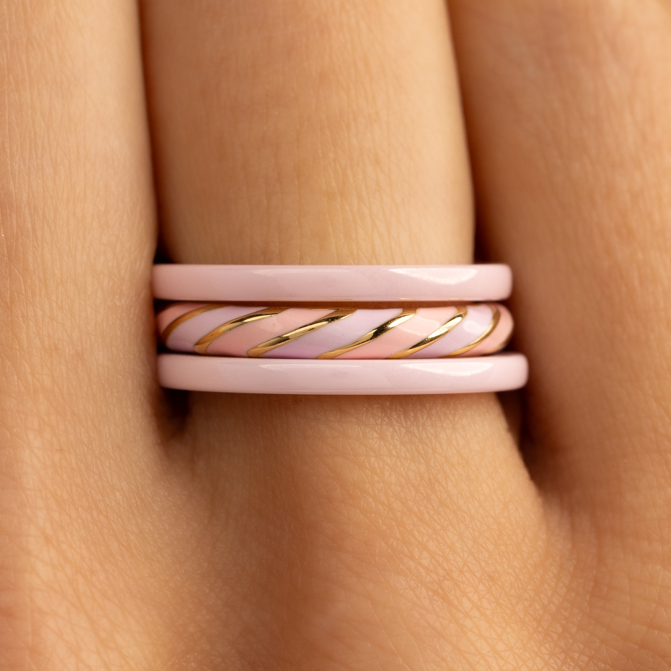 Goldener Ring - rosa und lila Epoxid - bunte Note