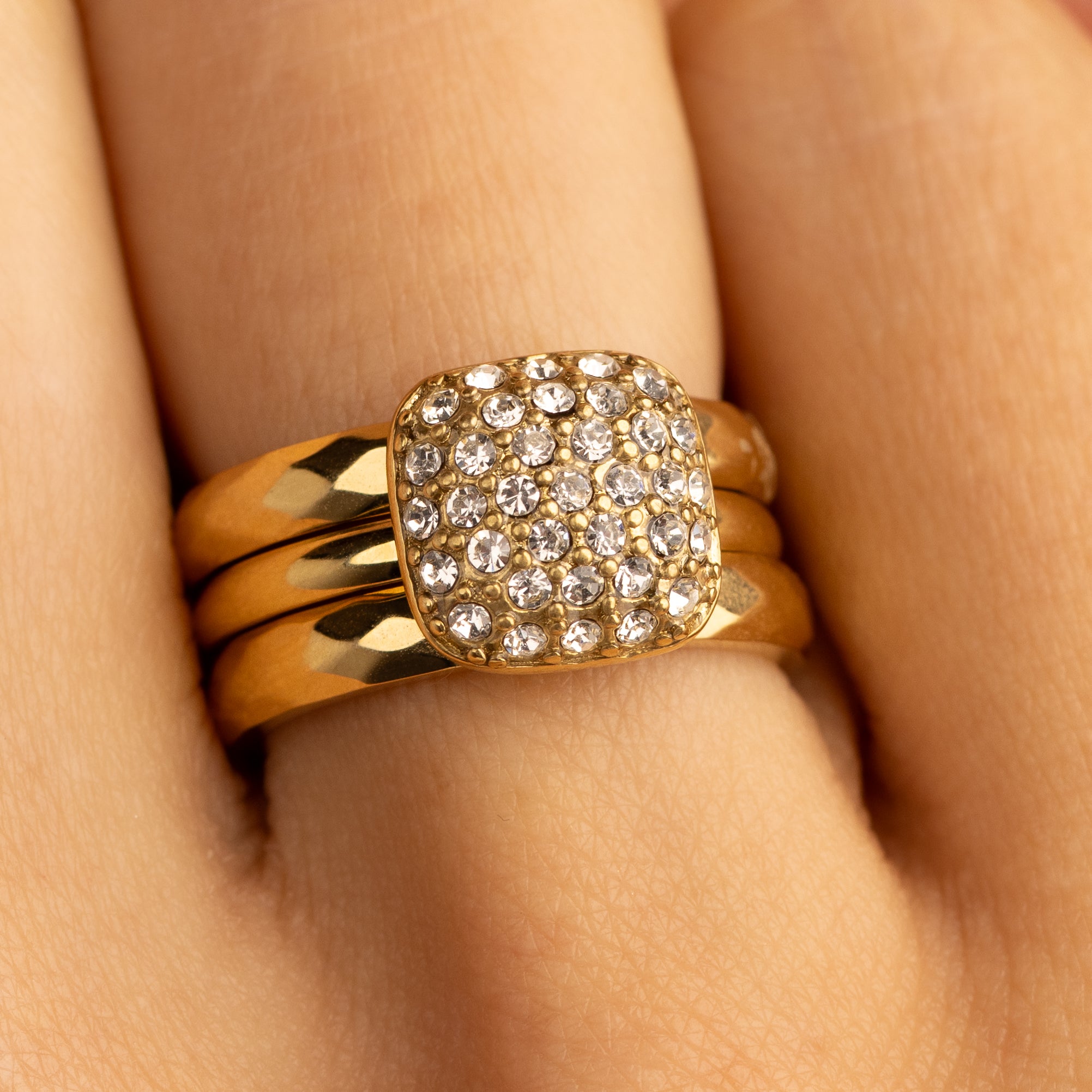 Goldenes Ringset mit Zirkonia