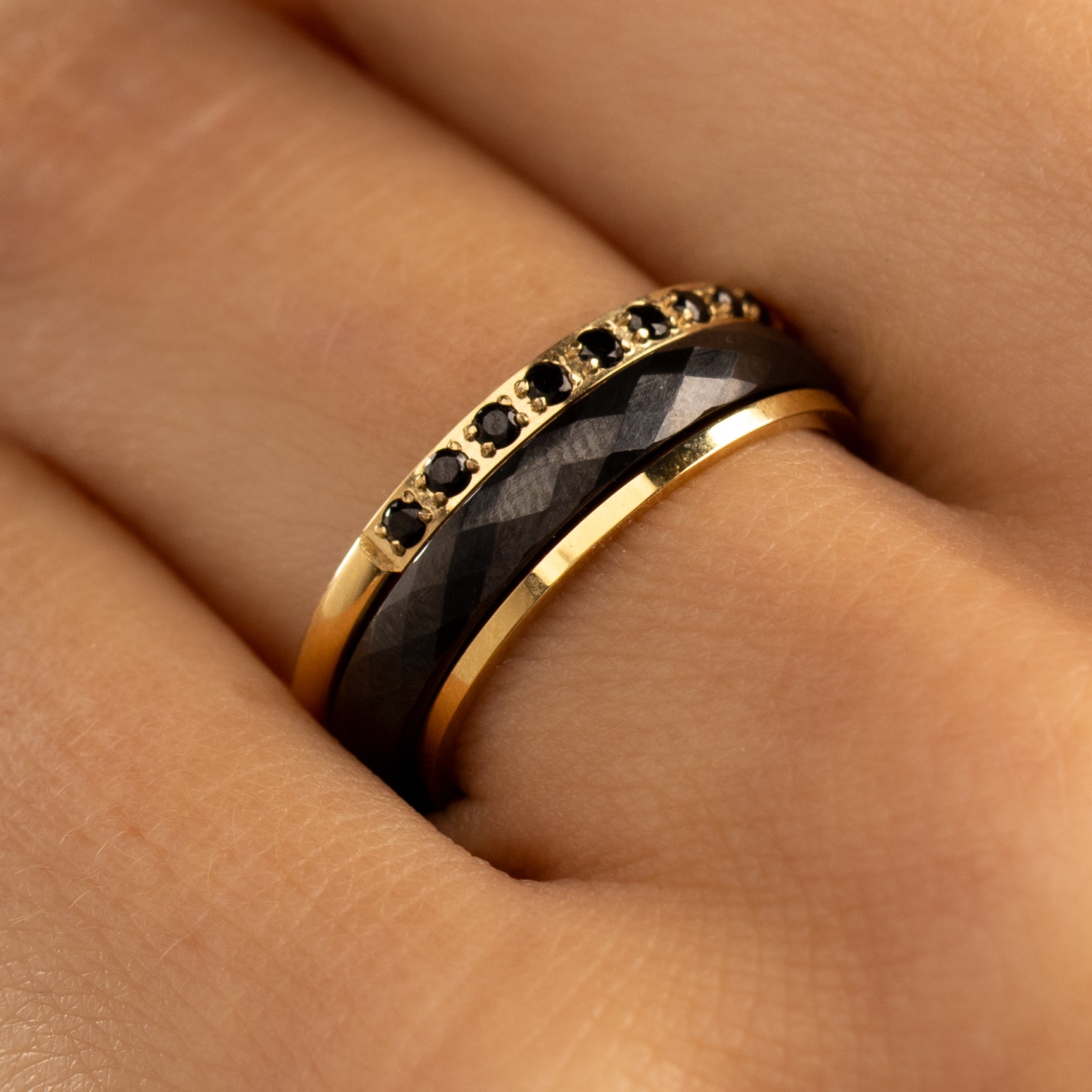 Goldener Ring-Set mit Keramik und Zirkonia