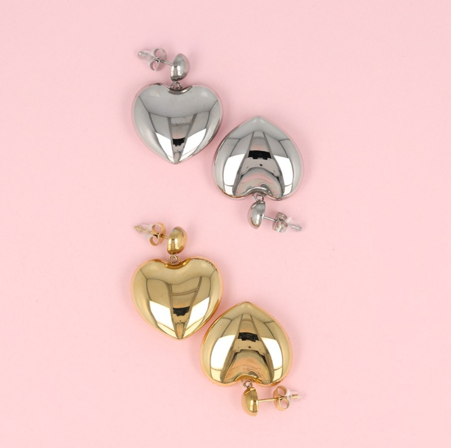 Heart-Shaped Stud Earrings • Gold • 25 mm