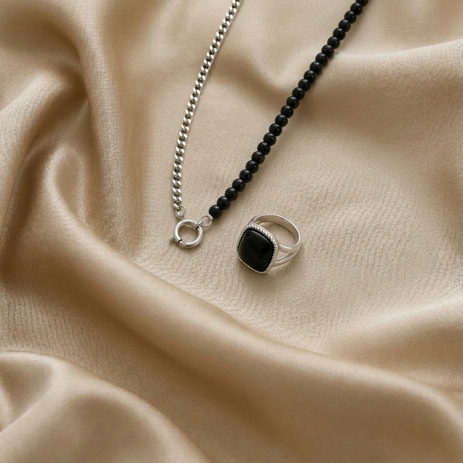 Silberfarbiges Set mit schwarzem Onyx-Edelstein – Ring und Kette