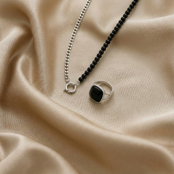 Zilverkleurige set met zwarte Onyx edelsteen - Ring en Ketting