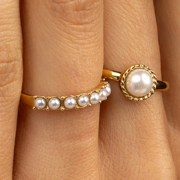 Goldener Aufsteckring - kleine weiße Perlen - zeitlose Eleganz