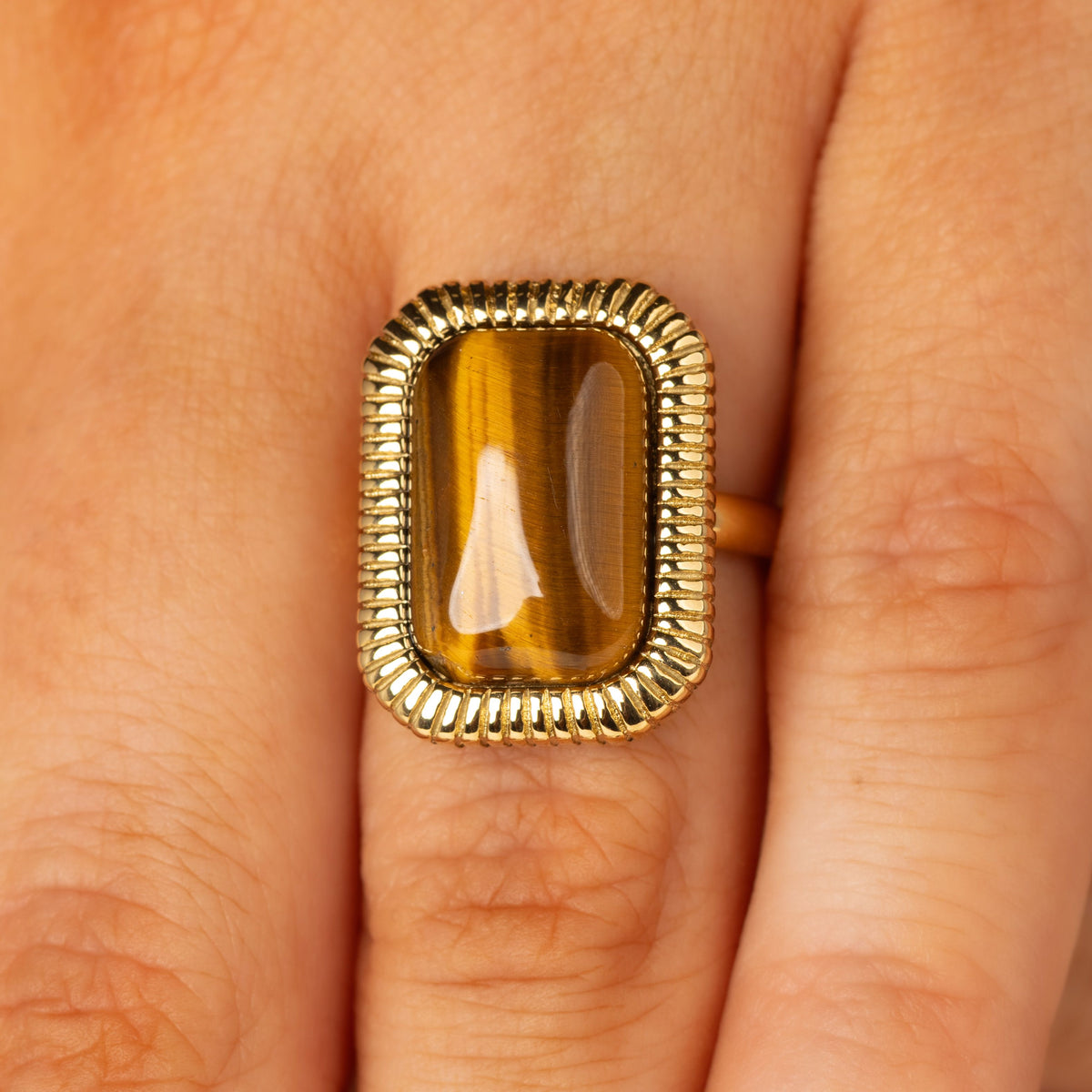 Statement-Ring mit rechteckigem Edelstein und Rillenrand • Tigerauge