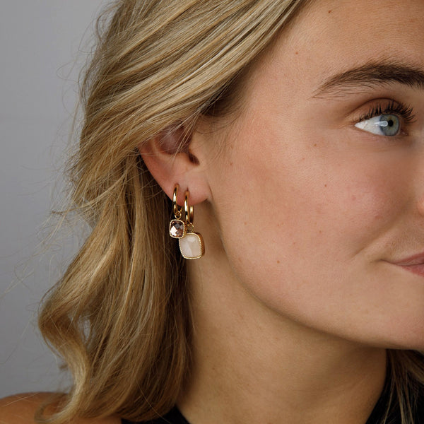 Stralende Gouden Oorring met Majestueuze Rose Quartz