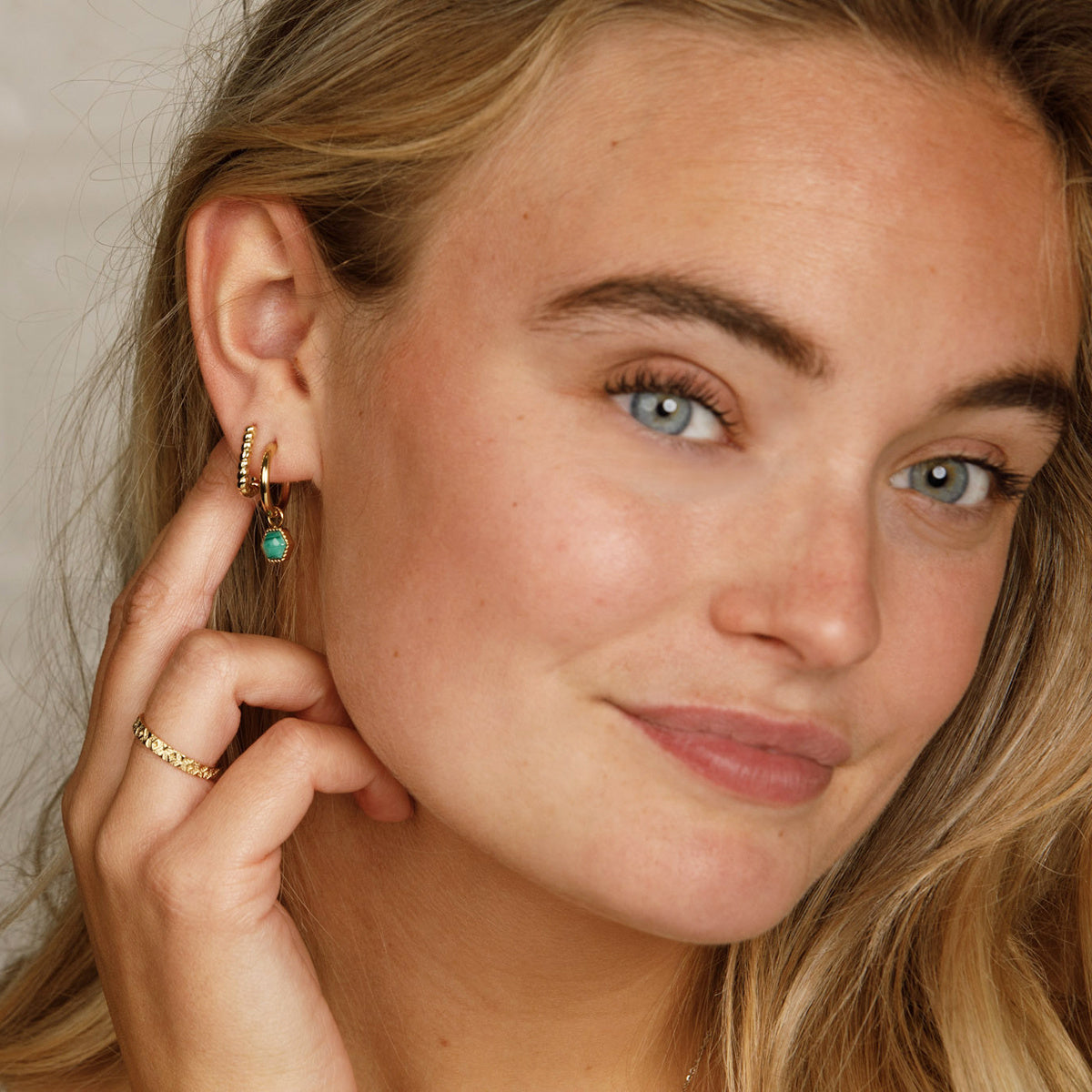 Golden ring with little stars - Timeless charm and elegance