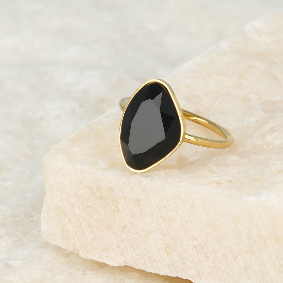 Creatieve gouden ring - Zwarte glassteen - Minimalistisch - My Bendel