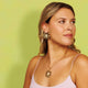 Strahlender goldener Blumenohrring mit Perle