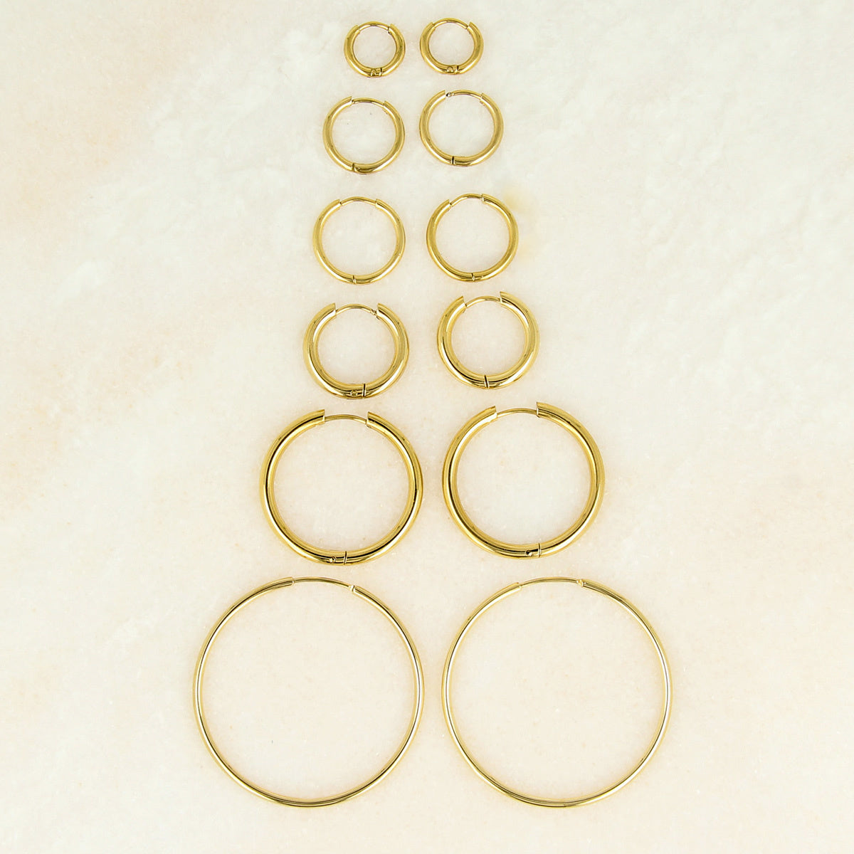 Classic smooth gold earring of 18x2 mm