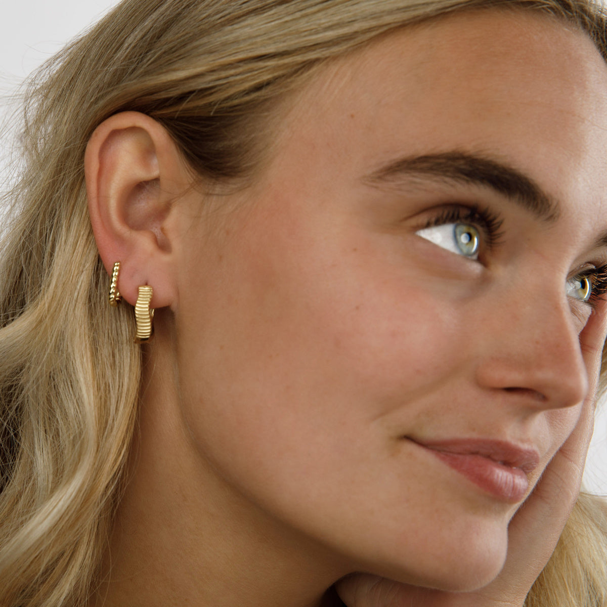 Radiant Golden Earrings with Elegant Ribs