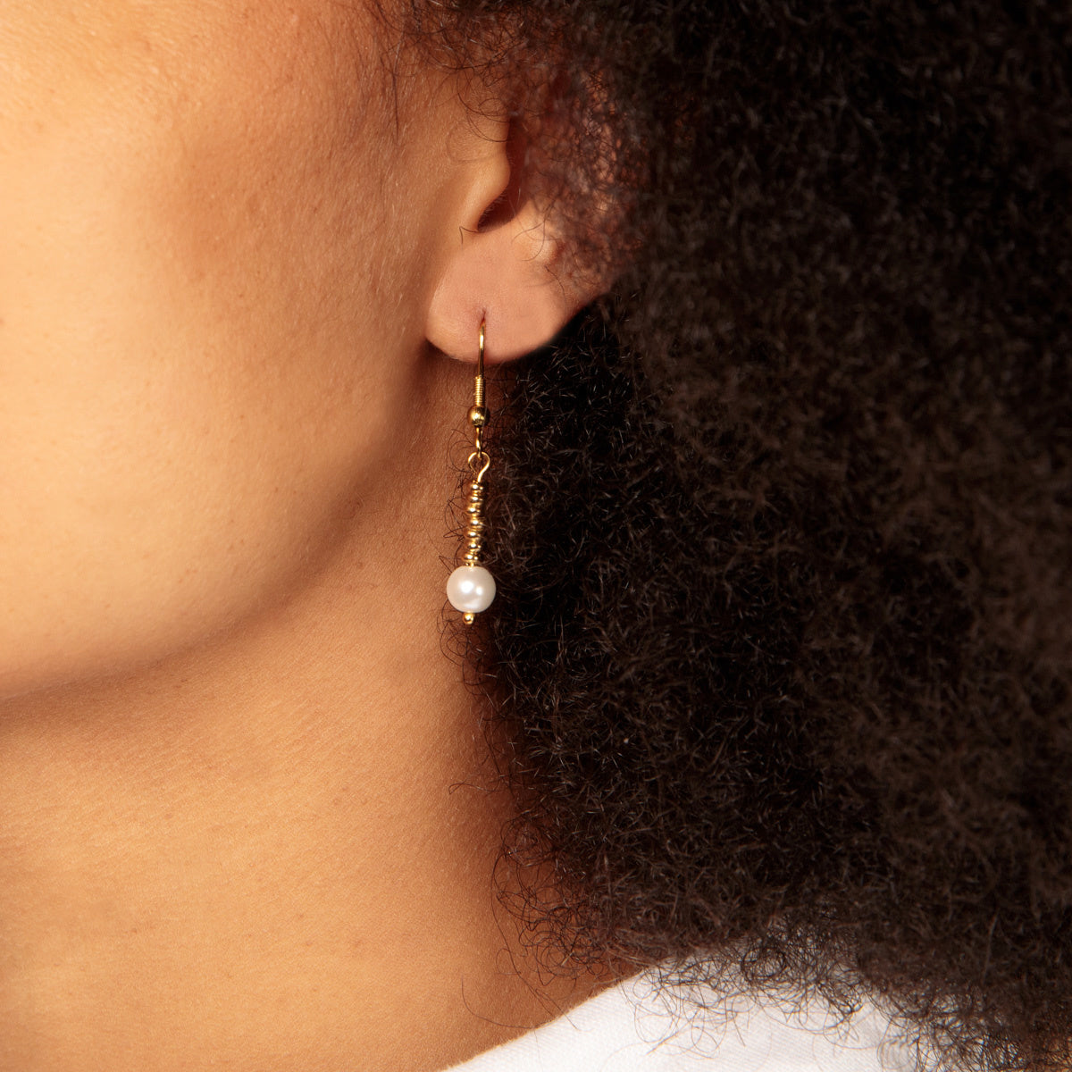 Elegant Gold Earrings with Freshwater Pearls