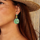Strahlende Jade Ohrringe mit goldenem Charm