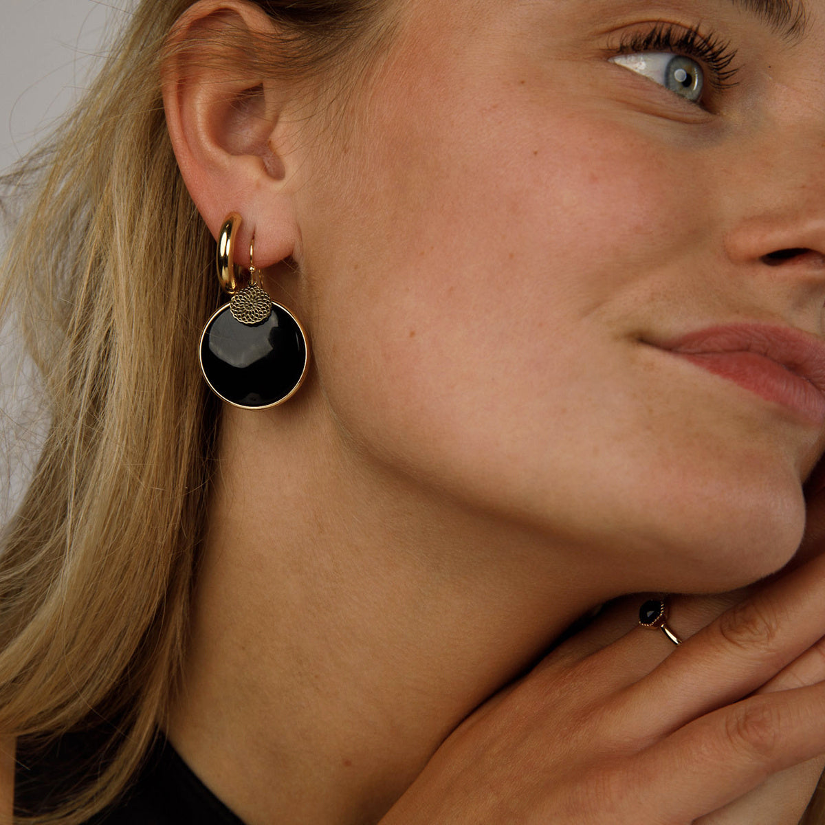 Elegante Onyx Ohrringe mit goldenem Akzent 40mm