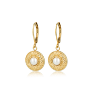 Strahlender goldener Ohrring mit Perlmuttglanz
