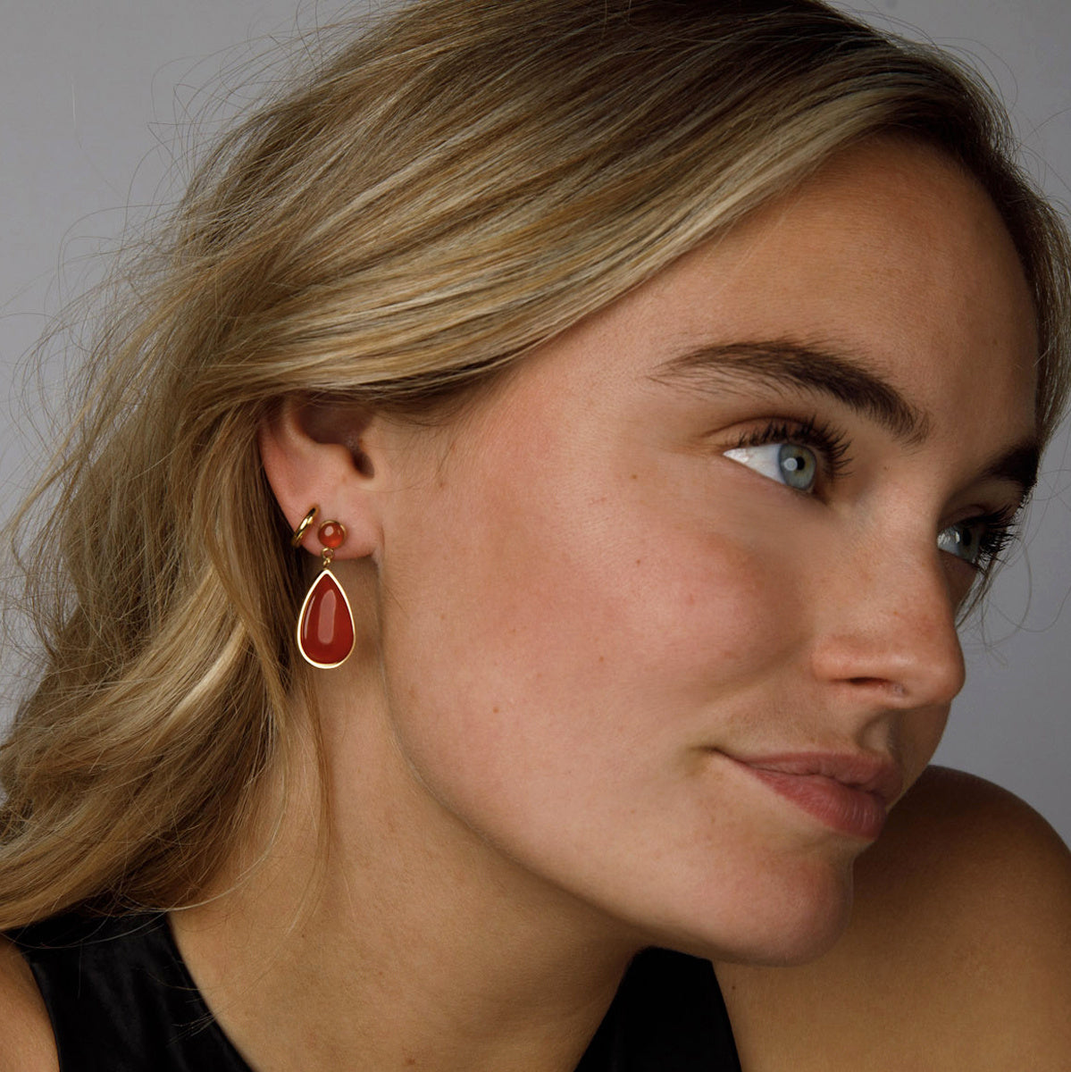 Strahlender goldener Ohrring mit Karneol-Tropfenanhänger