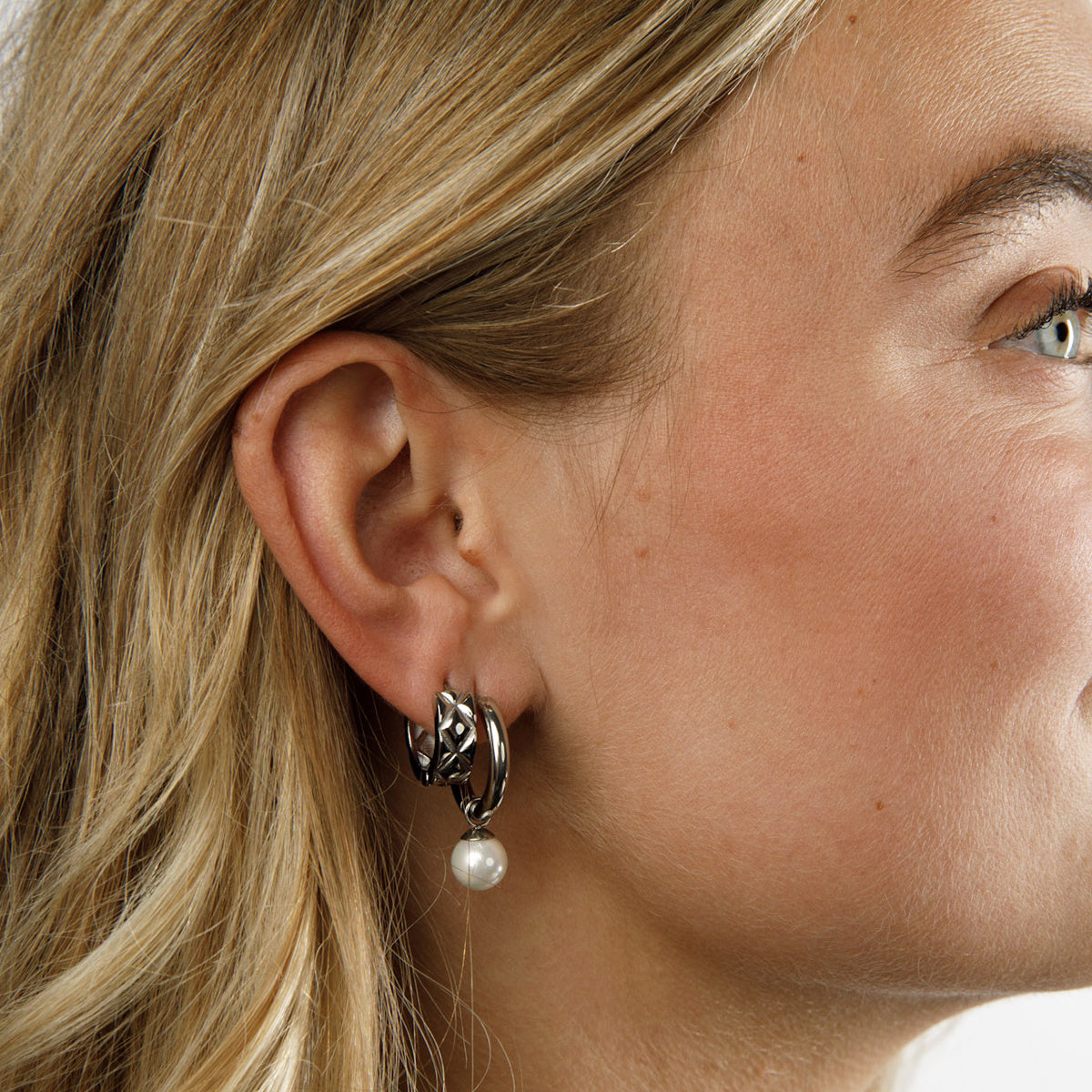 Elegante Zilveren Oorringen met Parelglans