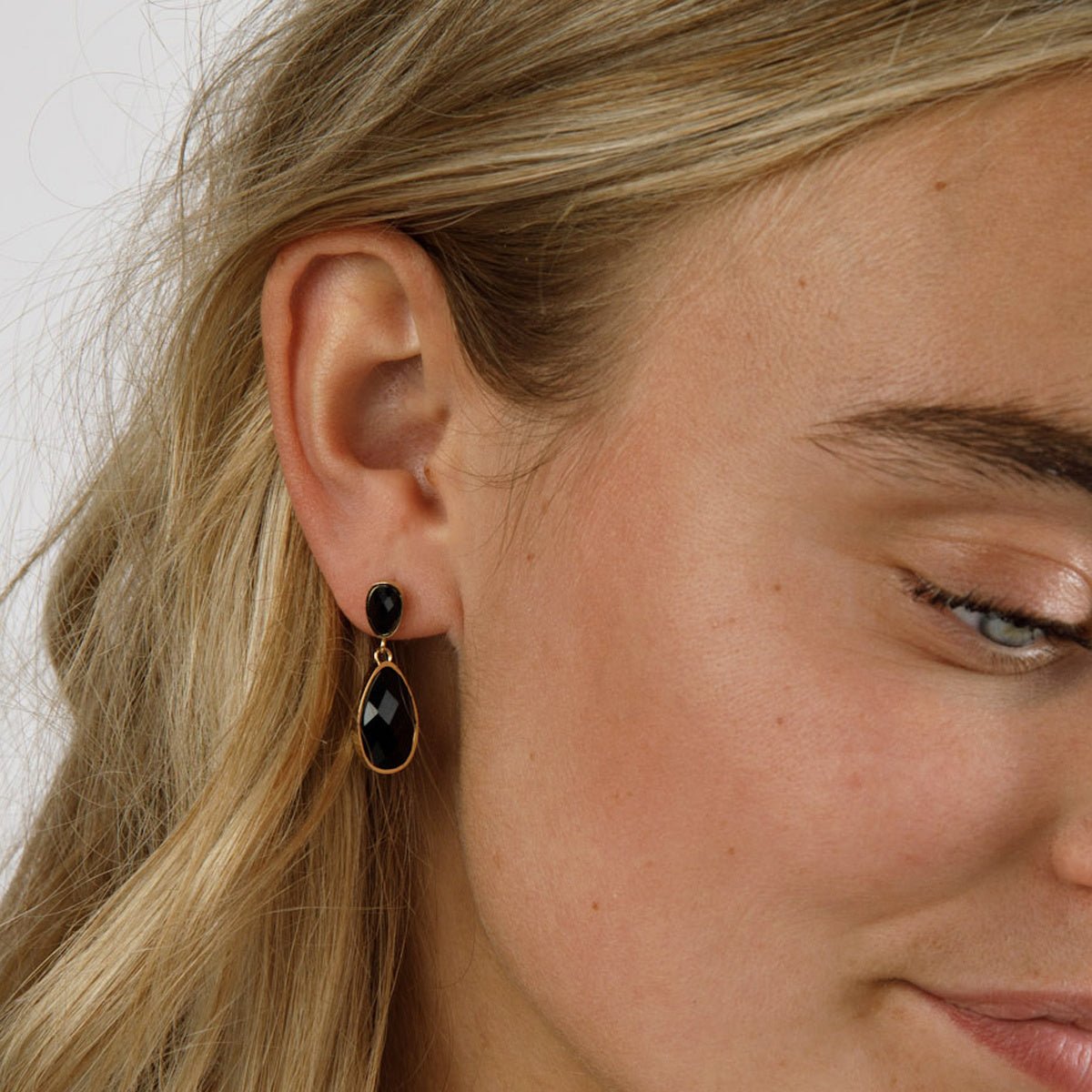 Elegante Gouden Oorbellen met Zwarte Druppelsteen - My Bendel