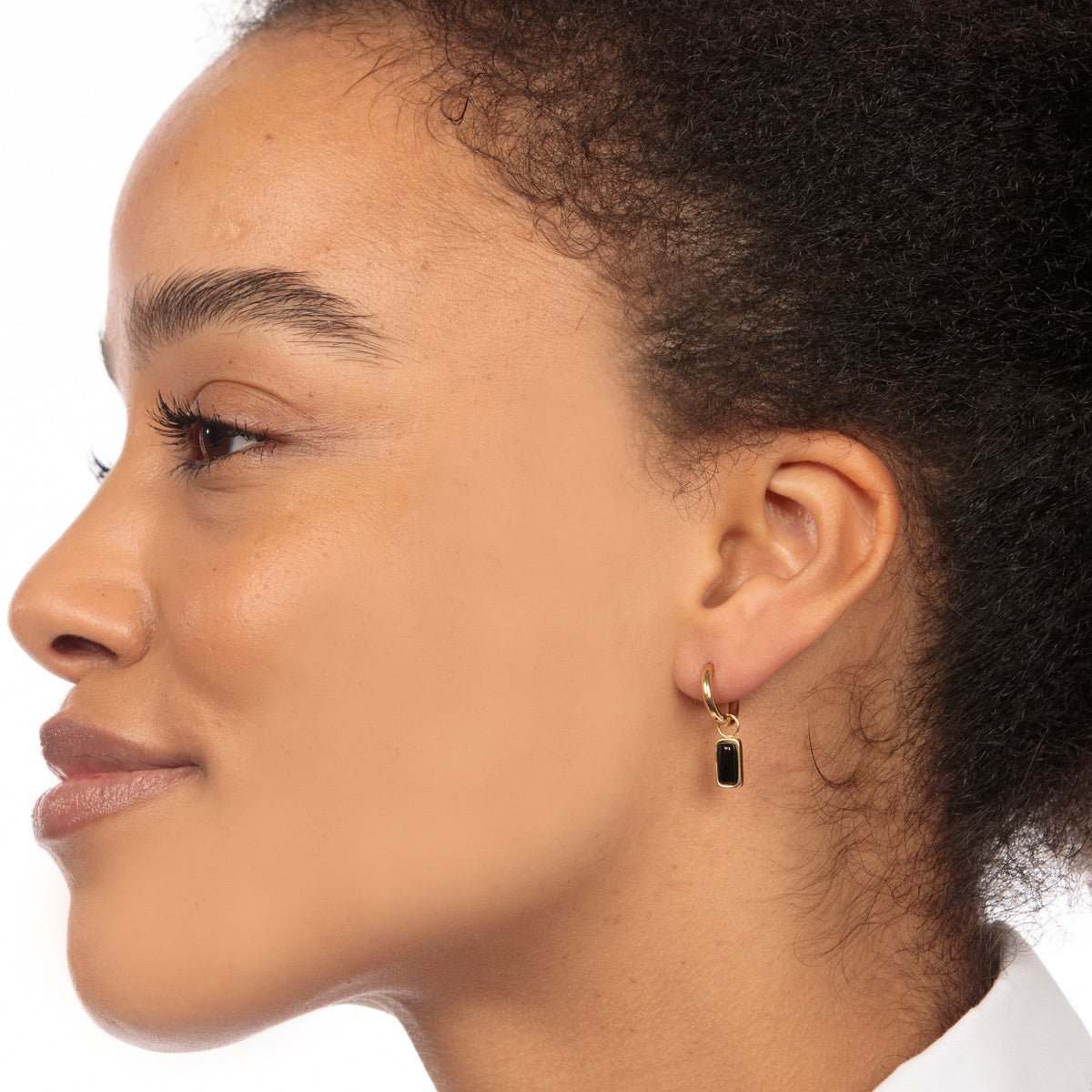 Elegante Gouden Oorringen met Onyx Hanger - My Bendel