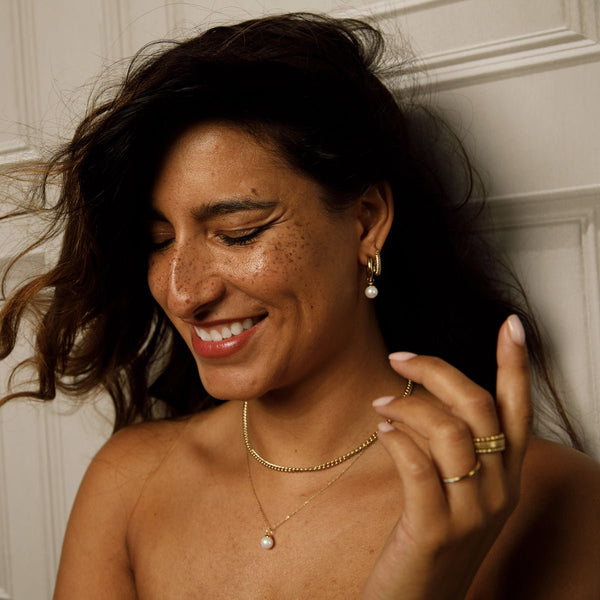 Elegante Gouden Oorringen met Witte Parel Charm - My Bendel