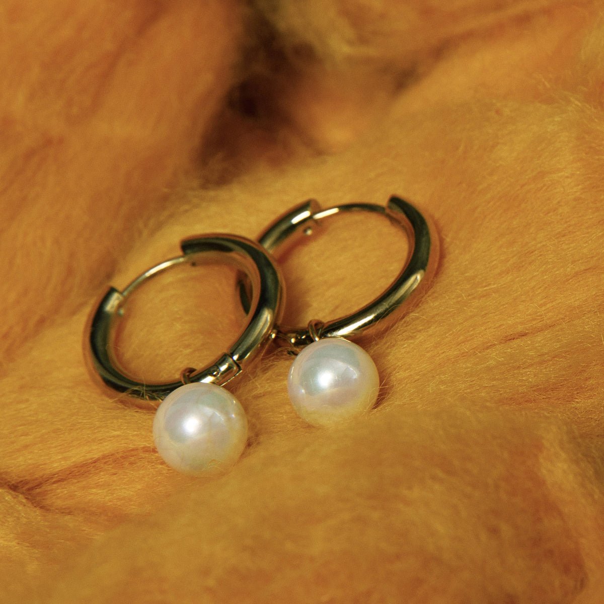 Elegante Gouden Oorringen met Witte Parel Charm - My Bendel