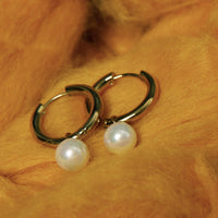 Elegante Gouden Oorringen met Witte Parel Charm - My Bendel