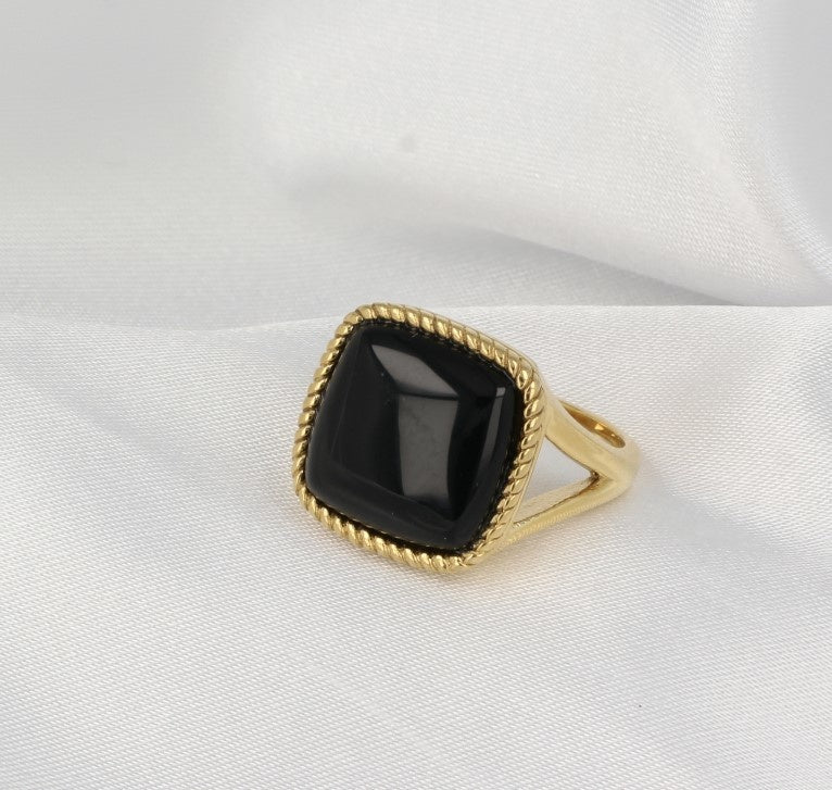 Gold signet ring - Onyx gemstone - Stylish ladies' ring