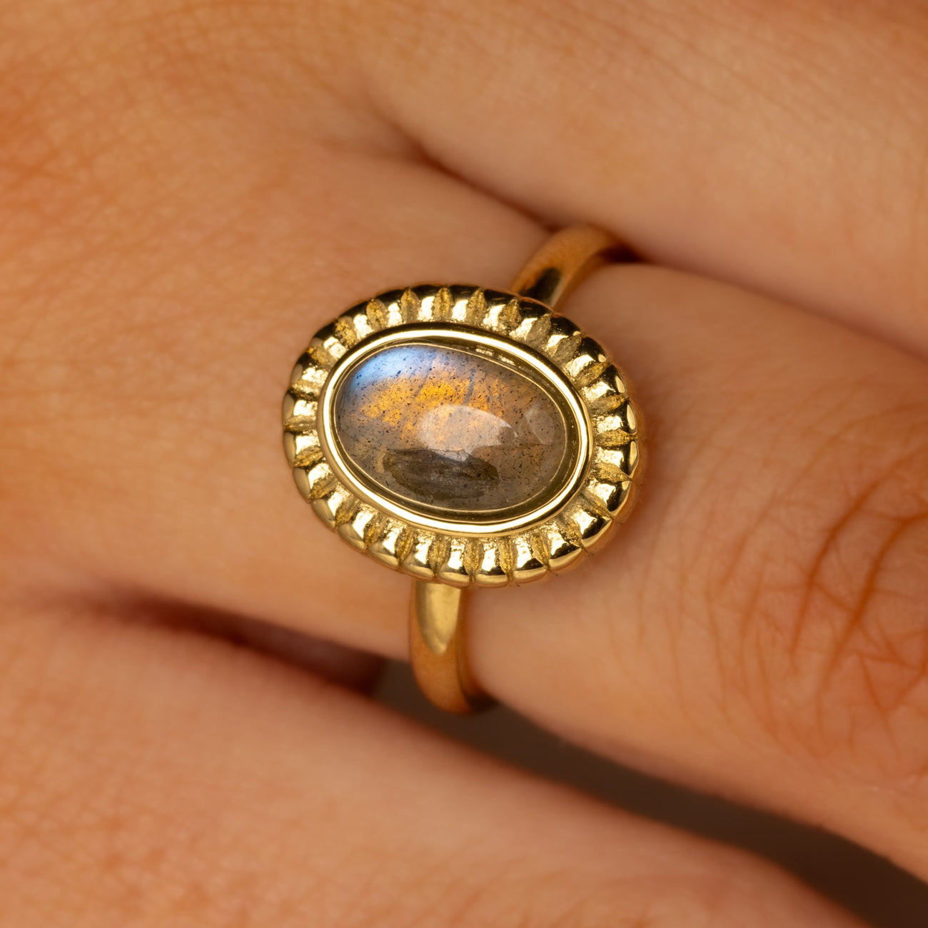 Ring met Ovale Edelsteen en Ribbelrand • Labradoriet