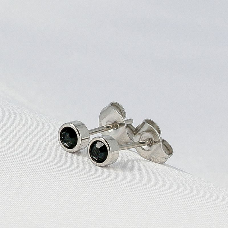 Elegante silberne Ohrringe mit schwarzen Zirkonia