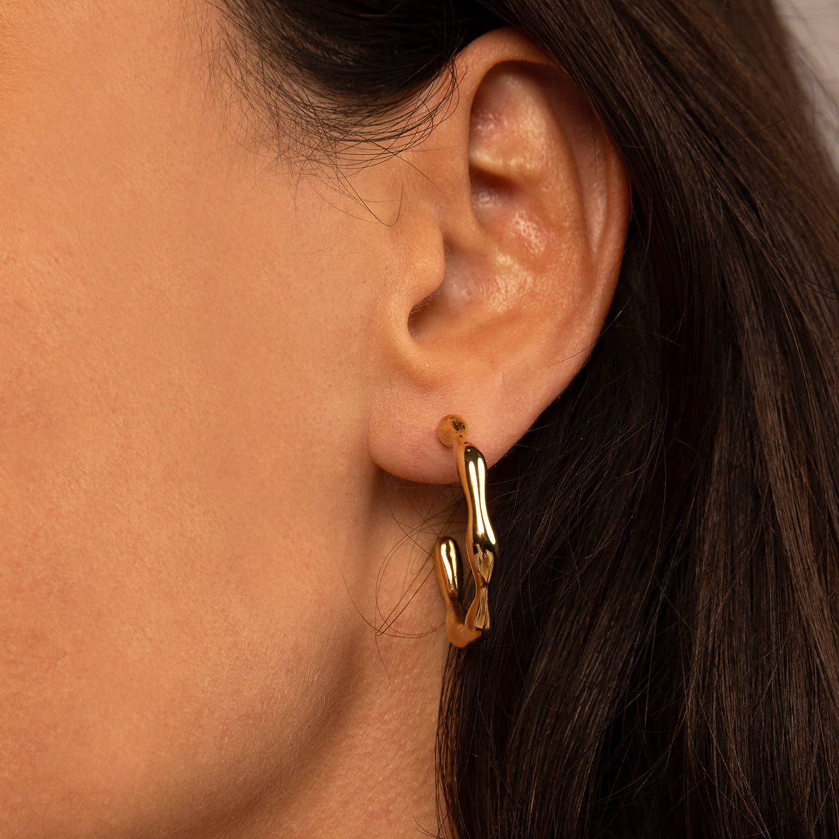 Golvende Gouden Oorringen – Tijdloze Elegantie met een Moderne Vorm - My Bendel