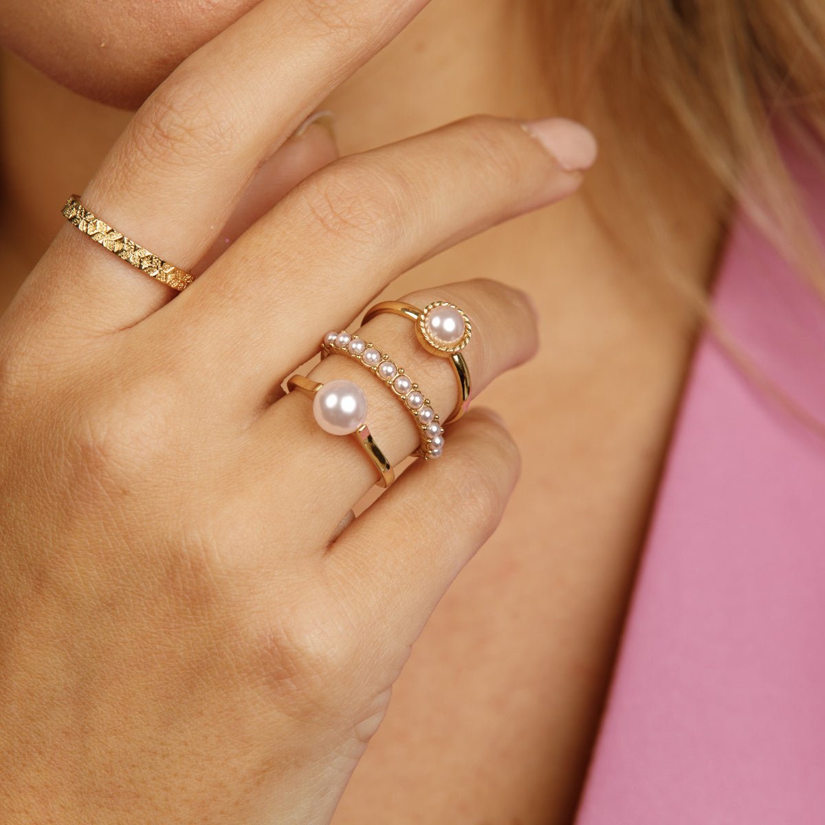 Gouden aanschuifring - kleine roze parels - tijdloze elegantie - My Bendel