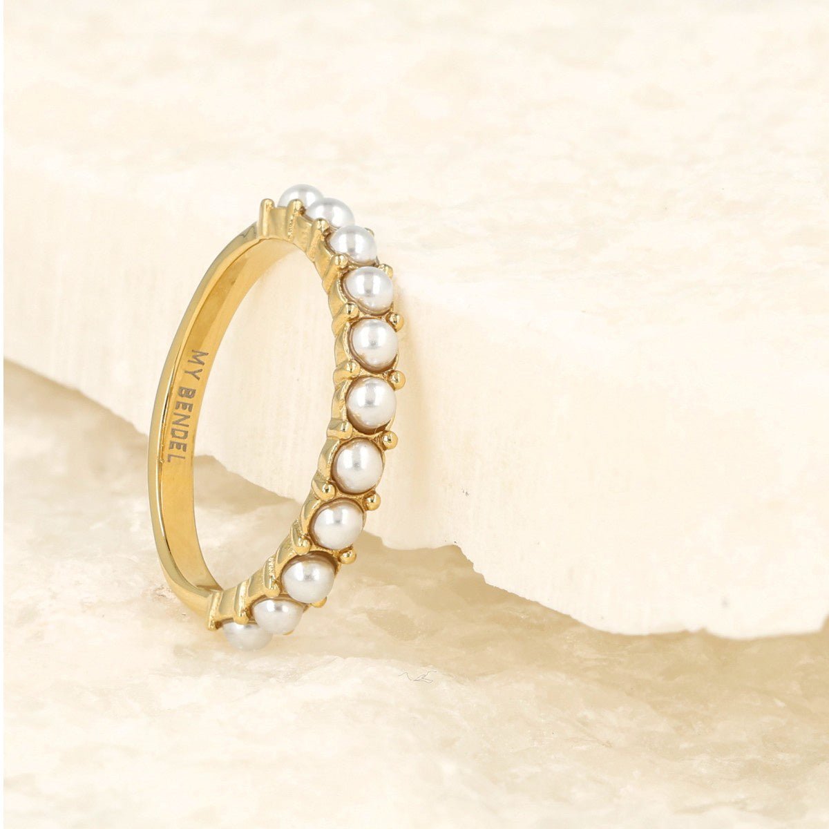 Gouden aanschuifring - kleine witte parels - tijdloze elegantie - My Bendel