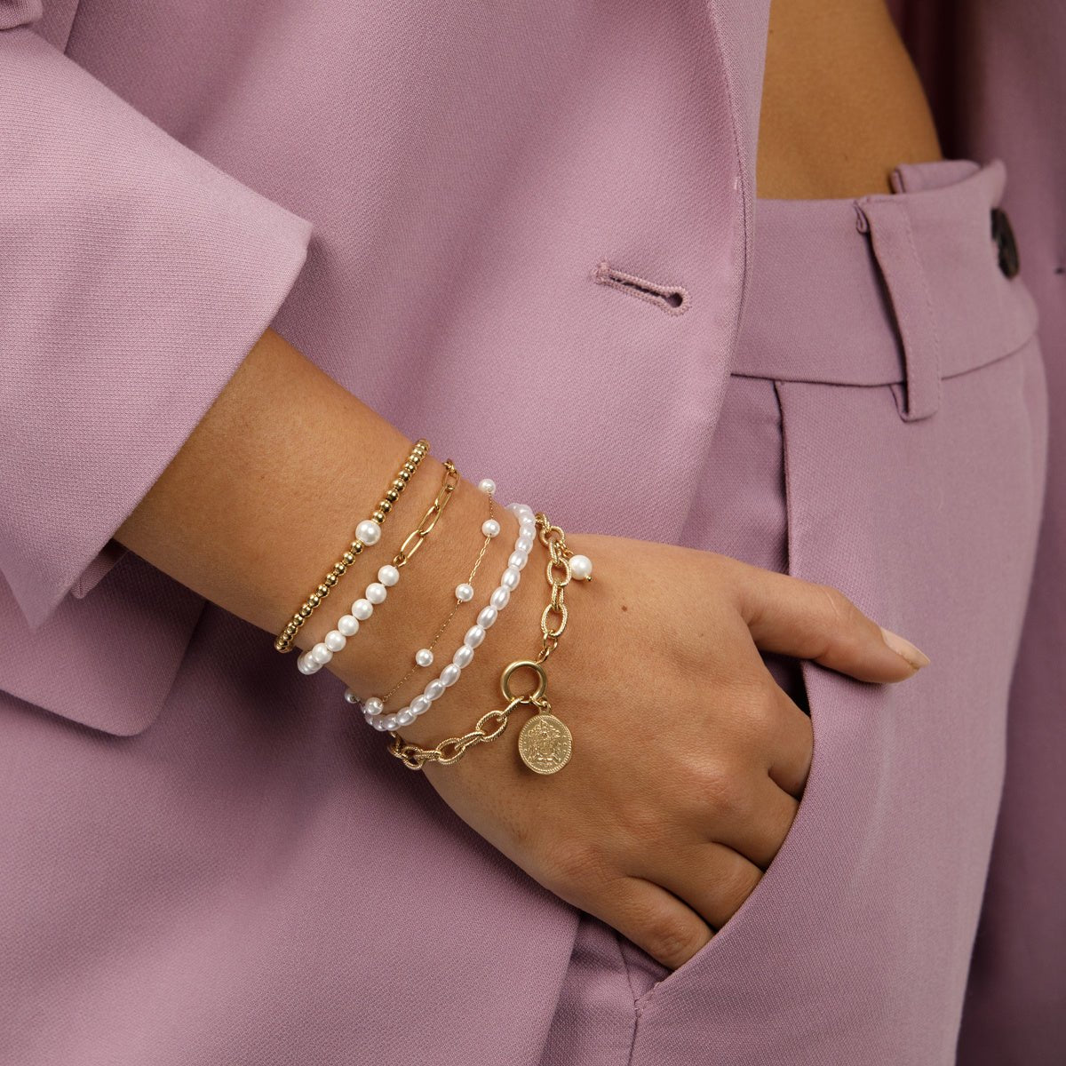 Gouden Armband met Witte Parels - Stijlvol Accessoire - My Bendel