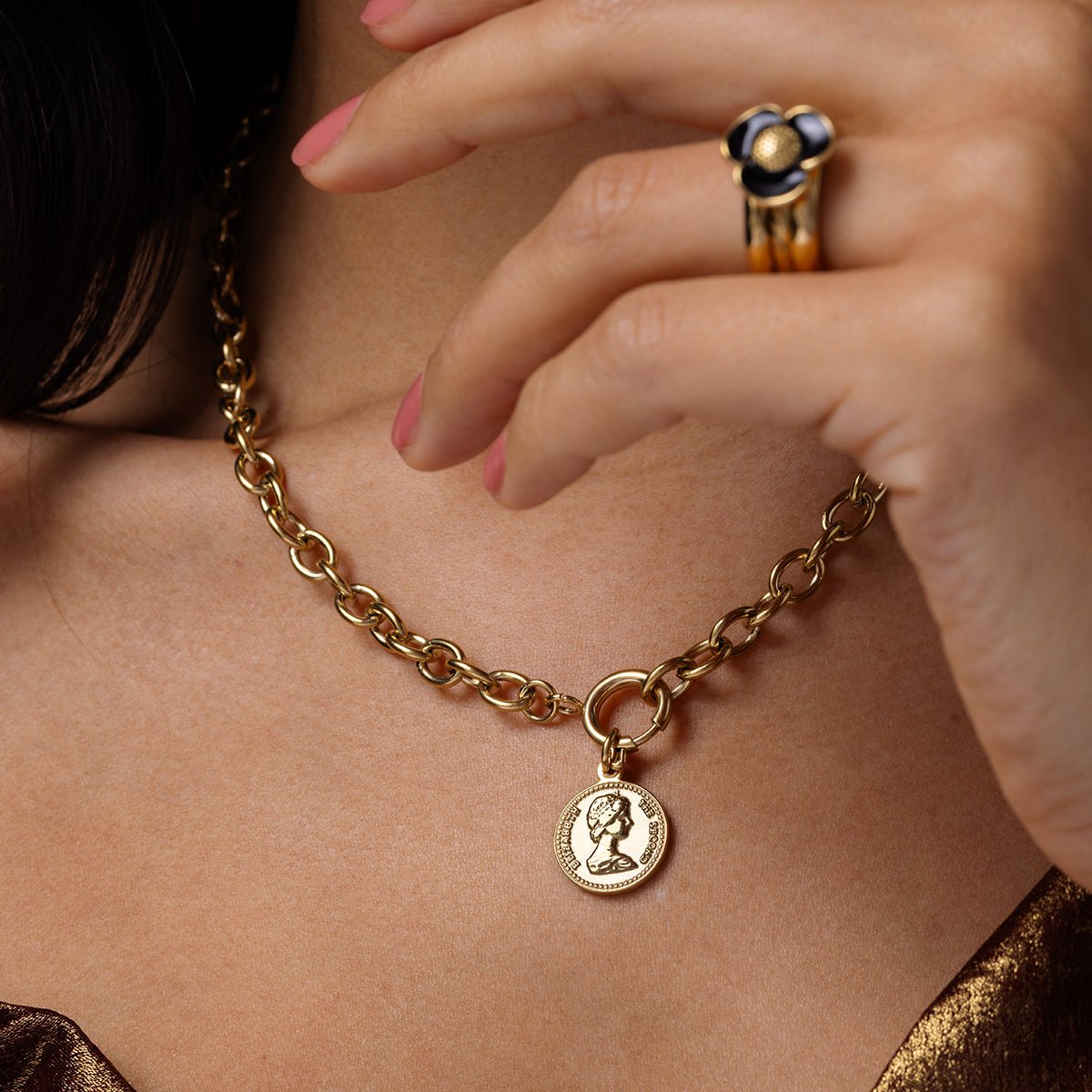 Gouden ketting met grote schakels en munt hanger - My Bendel