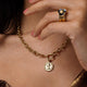 Gouden ketting met grote schakels en munt hanger - My Bendel