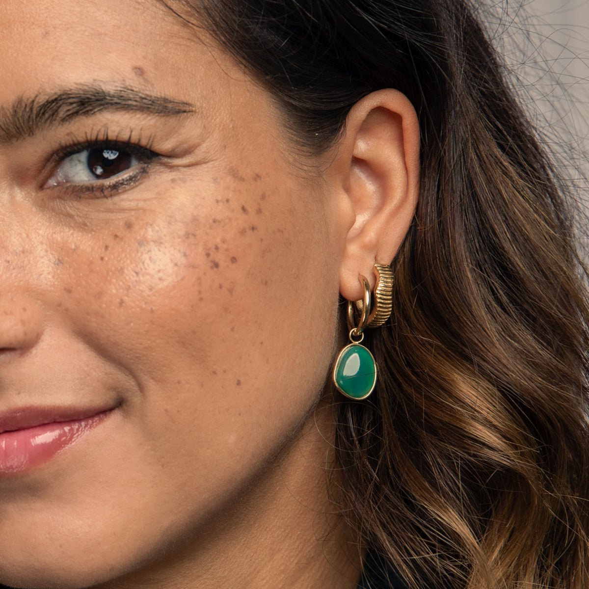 Gouden Oorring met Unieke Green Agate Hanger - My Bendel