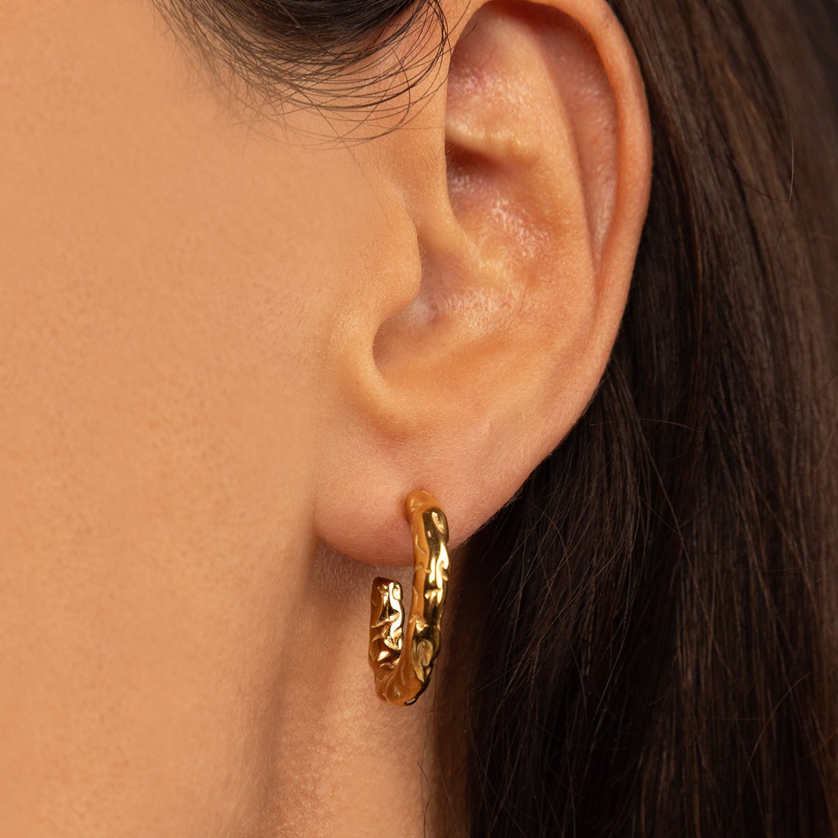 Gouden oorstekers met unieke structuur - My Bendel - My Bendel