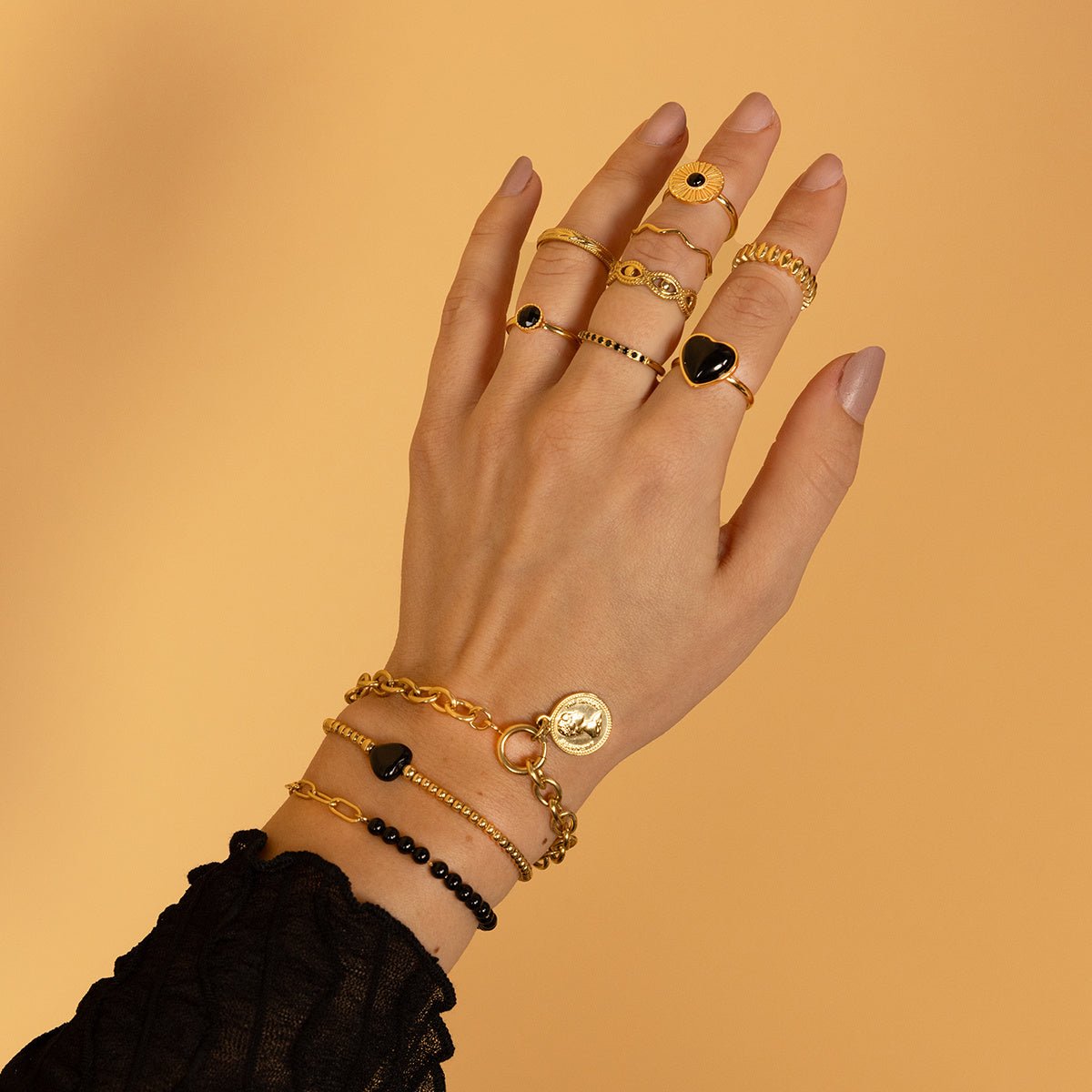 Gouden ring met zwarte glassteen - Twisted randje - My Bendel
