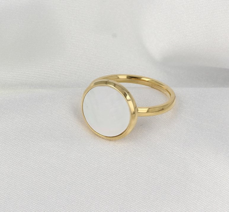 Gouden ring - ronde Pearlshell - zilverachtige gloed - My Bendel