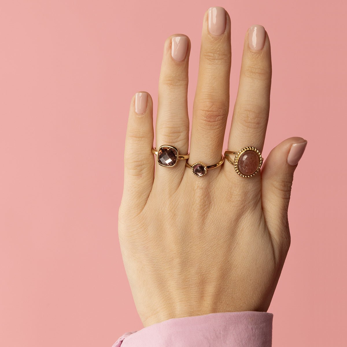 Gouden ring - zeshoekig - donkerroze glassteen - My Bendel