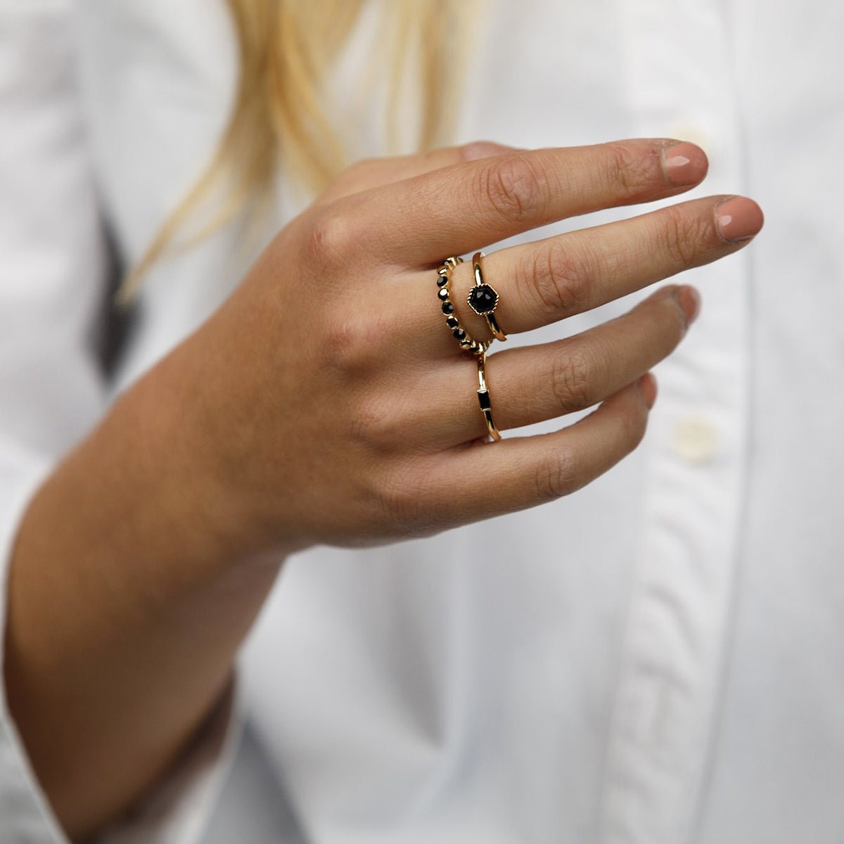 Gouden ring - zeshoekig ontwerp - zwarte glassteen - My Bendel